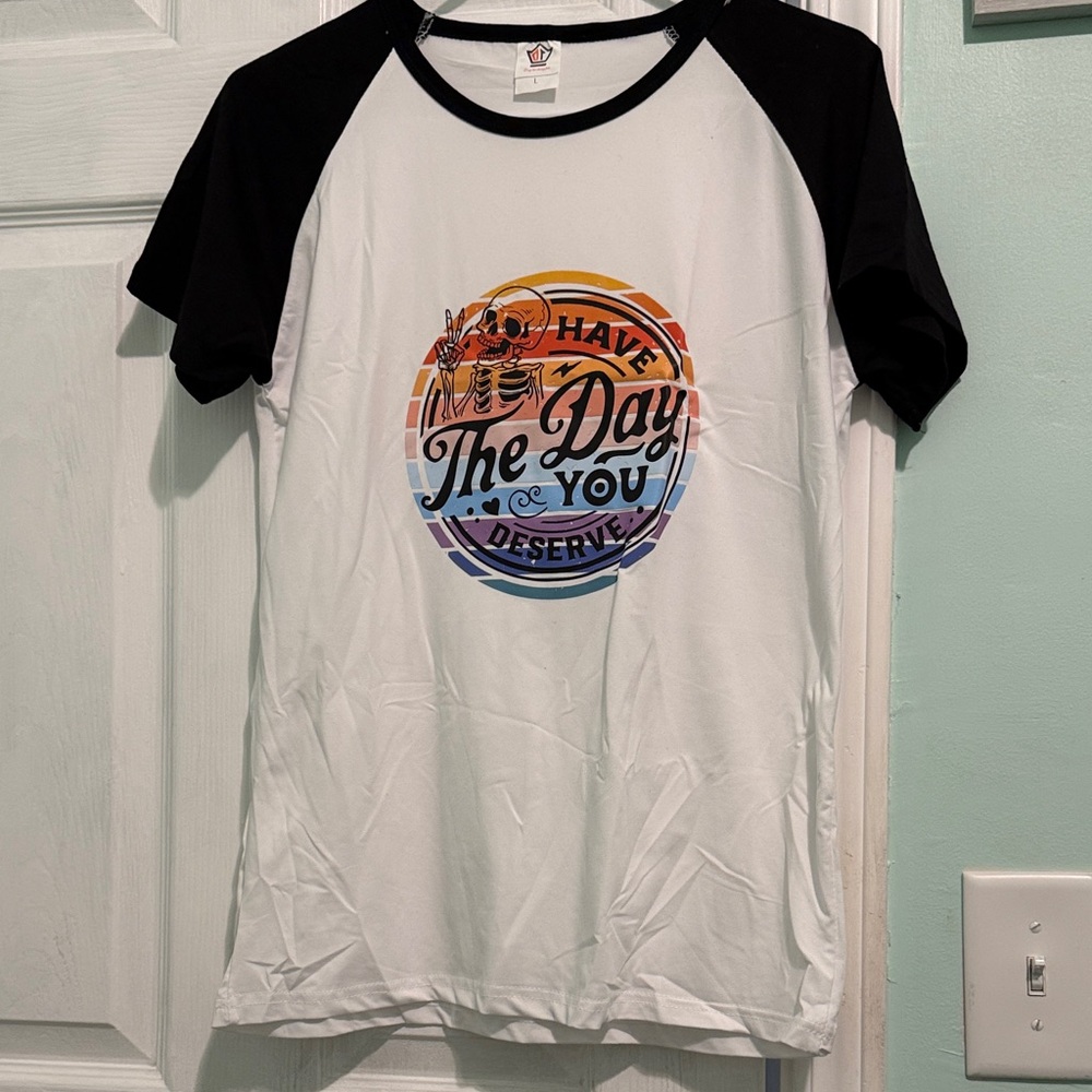 🌹Black and White Graphic T-Shirt. NWOT